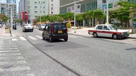 Taxi blanc et rouge de Naha